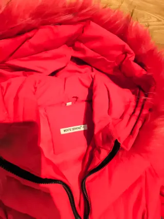 Parka roja con capucha de pelo