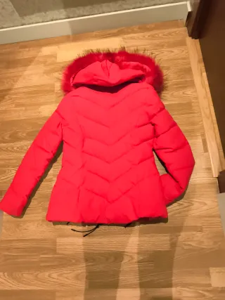 Parka roja con capucha de pelo