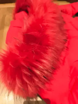 Parka roja con capucha de pelo