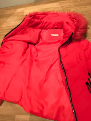 Parka roja con capucha de pelo