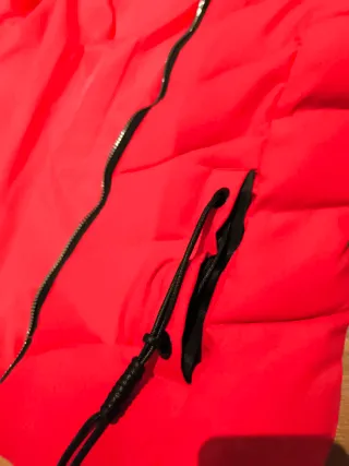 Parka roja con capucha de pelo