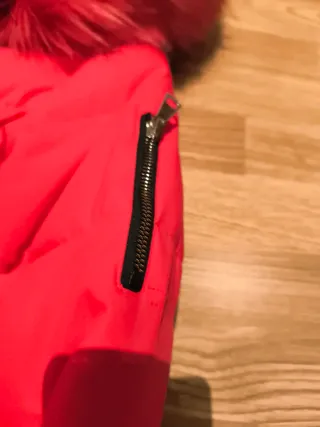 Parka roja con capucha de pelo