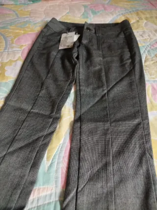Pantalón Bershka gris talla 34 sin estrenar