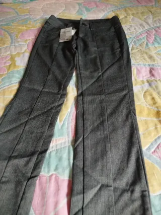 Pantalón Bershka gris talla 34 sin estrenar