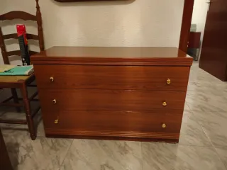 Cómoda de madera marrón con tiradores dorados