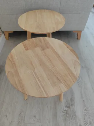 2 Mesas auxiliares redondas de madera