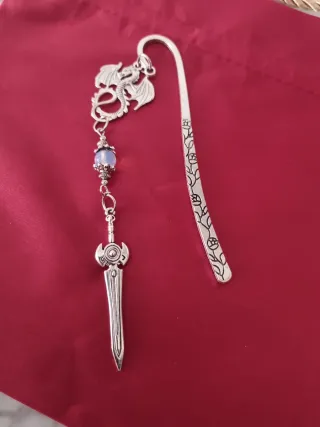 Marcapáginas plateado dragón y espada