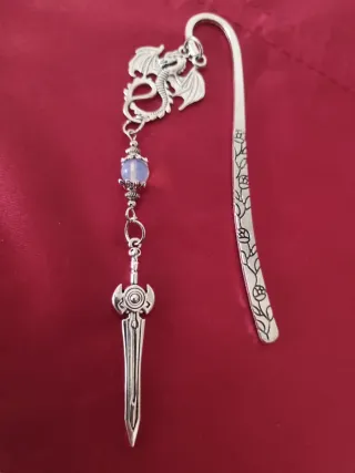 Marcapáginas plateado dragón y espada