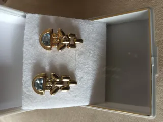 Pendientes chapados en oro con piedra azul