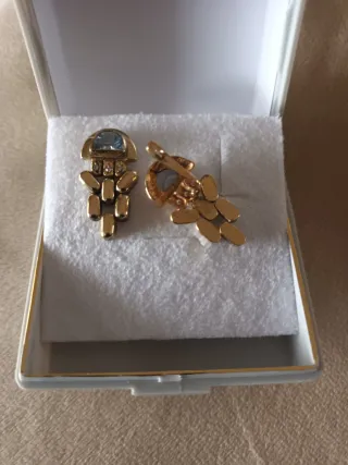 Pendientes chapados en oro con piedra azul