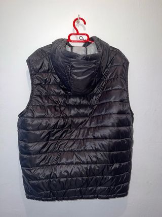 Chaleco acolchado con capucha