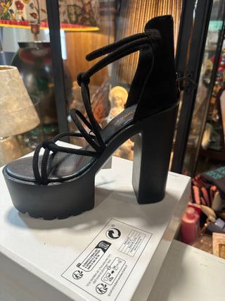Zapatos de tacón negros con plataforma