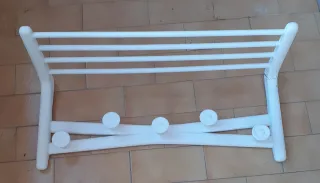 Perchero de pared de madera blanco