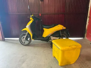 Moto Piaggio 125cc Amarilla
