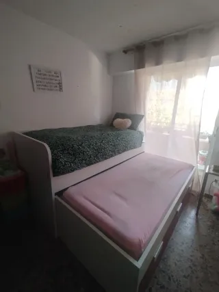 Cama nido blanca cajones fucsia