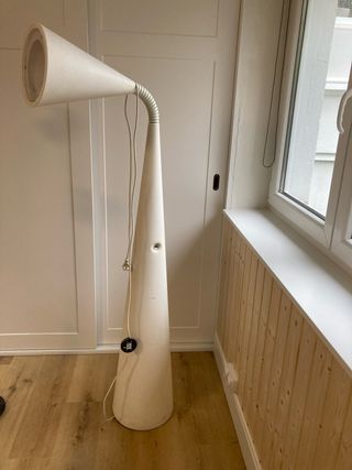 Lámpara de pie blanca