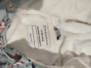 Buzo estampado floral para bebé