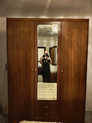 Armario de madera con espejo