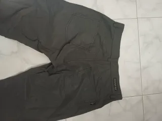 Pantaloni idrorepellenti e catarifrangenti