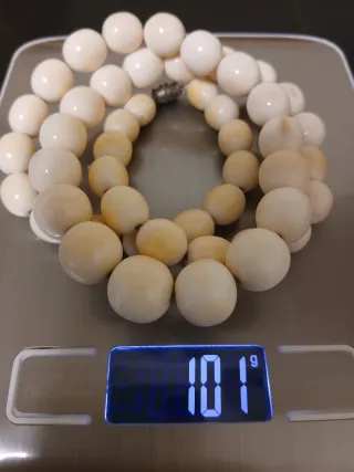 Collar de cuentas beige y blancas.