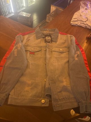 Chaqueta vaquera desgastada con detalles rojos