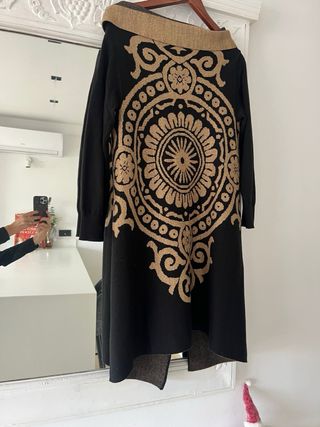 Chaqueta larga fiesta negra y dorada cuello barco