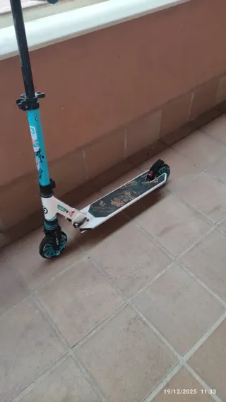 Patinete Oxelo blanco y azul