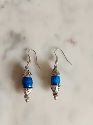 Pendientes azules y plateados