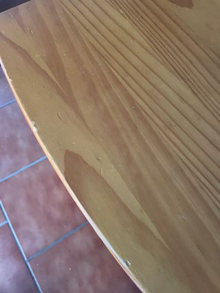 Escritorio de madera seminuevo. con tres cajones.