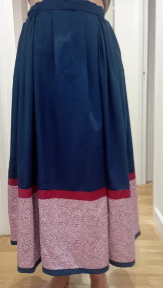 Falda larga azul con vuelo y delantal