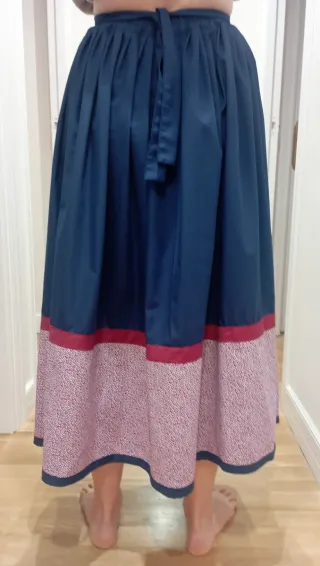 Falda larga azul con vuelo y delantal