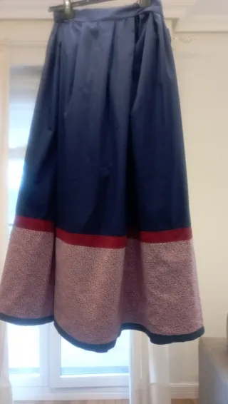 Falda larga azul con vuelo y delantal