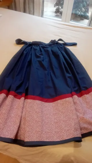 Falda larga azul con vuelo y delantal