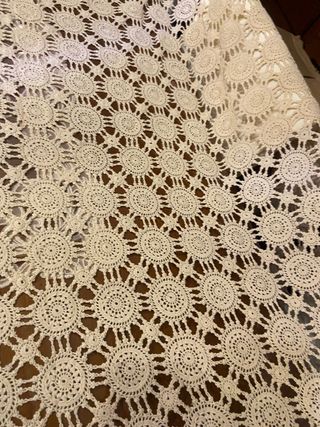 Copriletto uncinetto beige fatto a mano