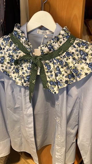 Sobrecuello floral azul y verde