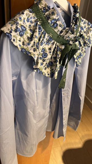 Sobrecuello floral azul y verde