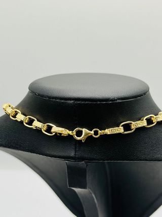 CADENA DISEÑO FORZADA BARRA GRECA, Hueca. Oro 18k