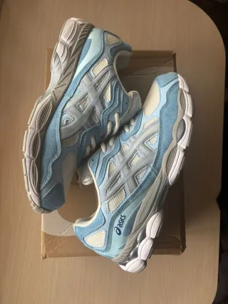 Zapatillas Asics Beige y Blancas