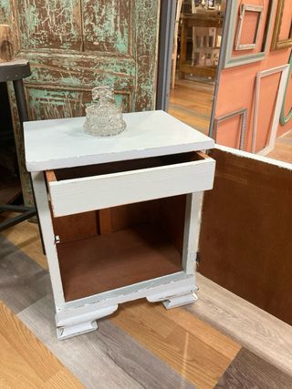 Mesita de noche antigua de madera