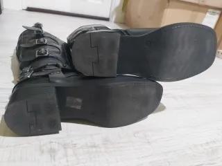 Botas negras con hebillas y cremallera