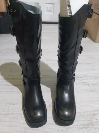 Botas negras con hebillas y cremallera