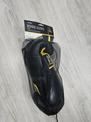 Guantes de boxeo negros y amarillos