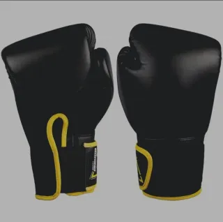Guantes de boxeo negros y amarillos
