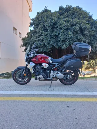 Moto CB1000R