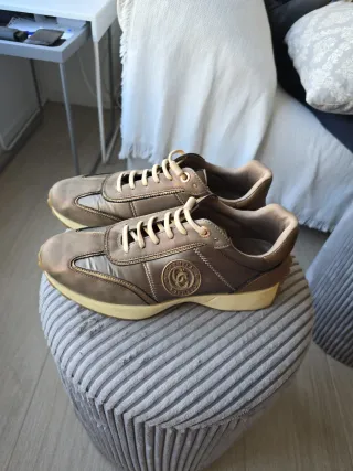 Zapatillas Carmela Doradas Deportivas