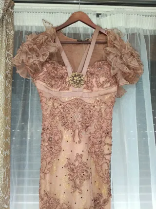 Vestido de fiesta dorado y rosa