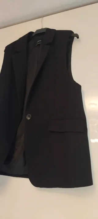 Chaleco negro Stradivarius