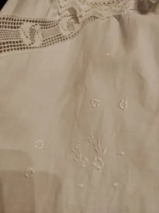 Enagua blanca hecha de sábanas antiguas