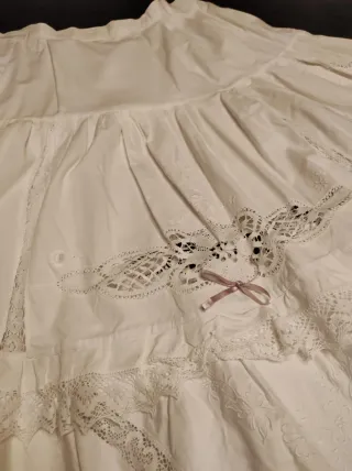 Enagua blanca hecha de sábanas antiguas