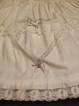 Enagua blanca hecha de sábanas antiguas